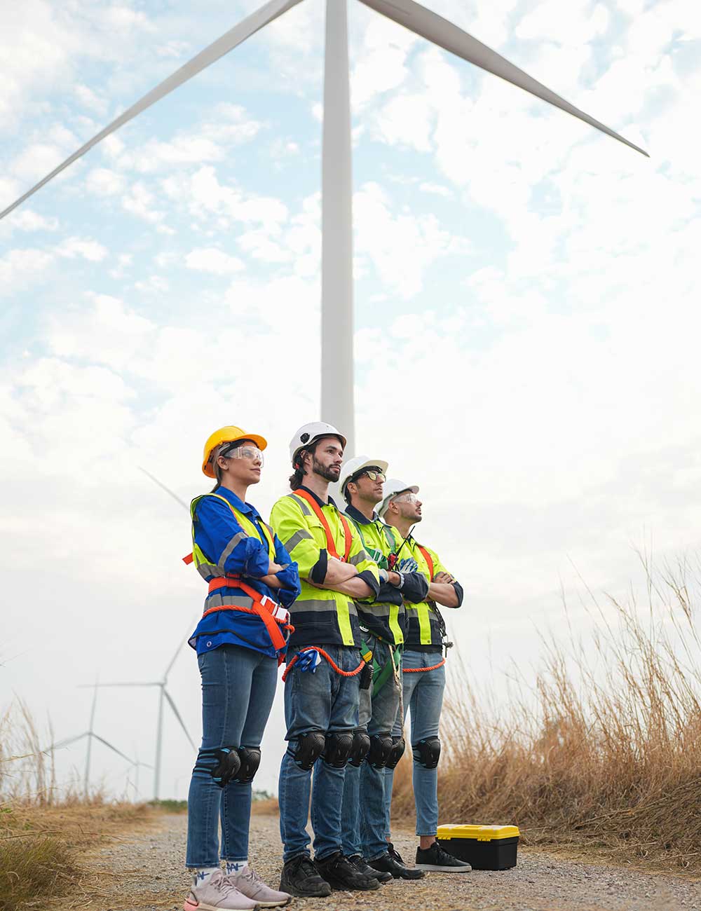 Wide perspective of wind turbine engineers walking AW7AB8Q 1